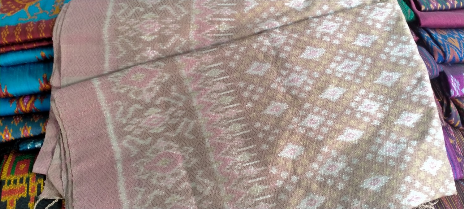 ผ้าไหมสีธรรมชาติ