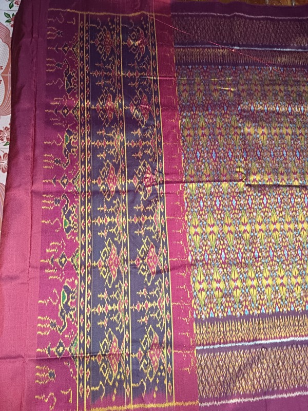 ผ้าไหมมัดหมี่ทอมือ