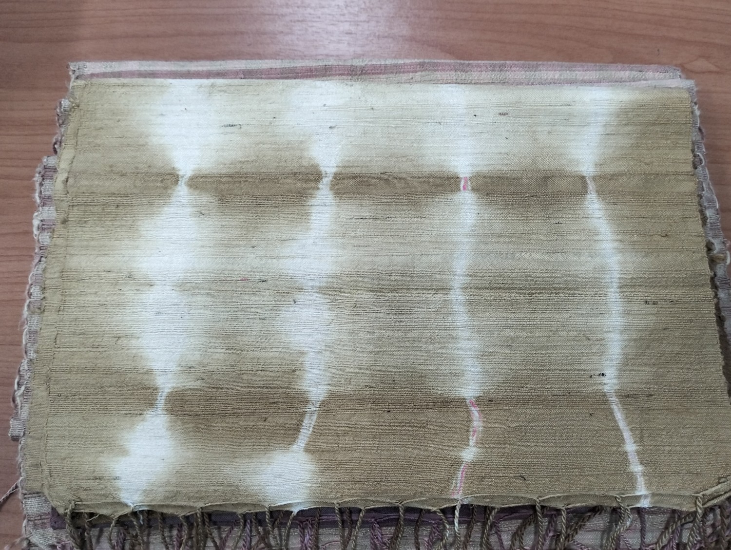 ผ้าผันคอย้อมสีธรรมชาติ