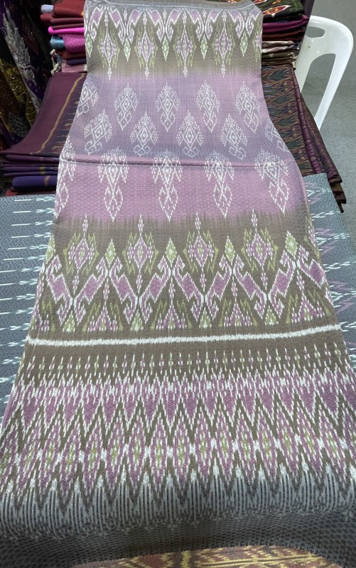 ผ้าไหมย้อมสีธงธรรมชาติ