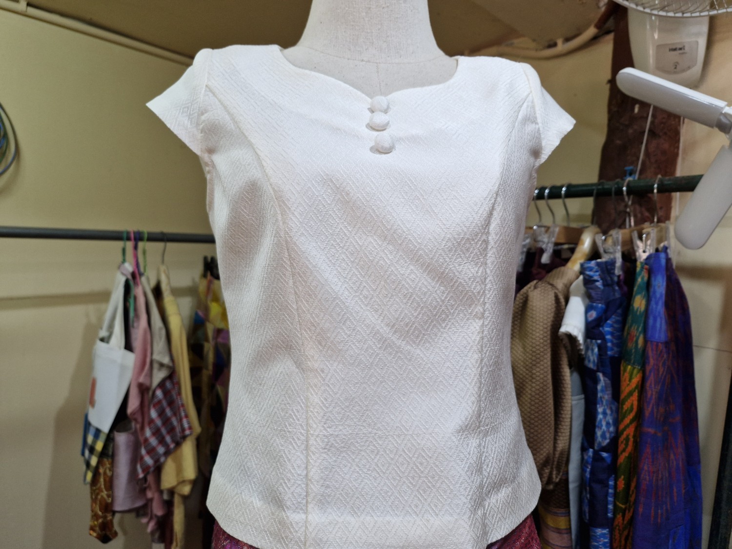 เสื้อใหม่อัดกาว