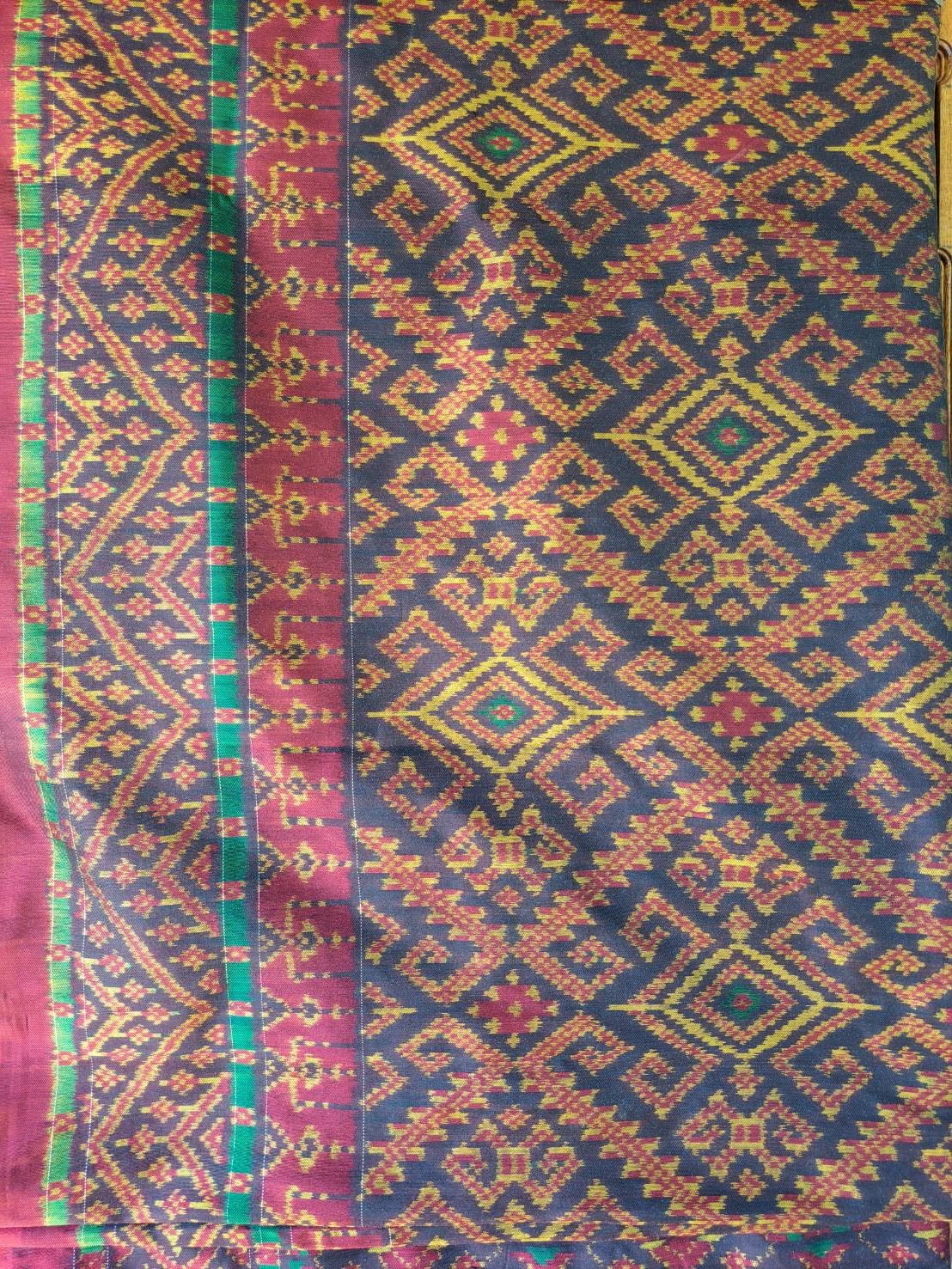 ผ้าไหมมัดหมี่ ยกดอกเม็ดพริกไทย ลายนาคตีนตะขาบ 3 ตะกอ