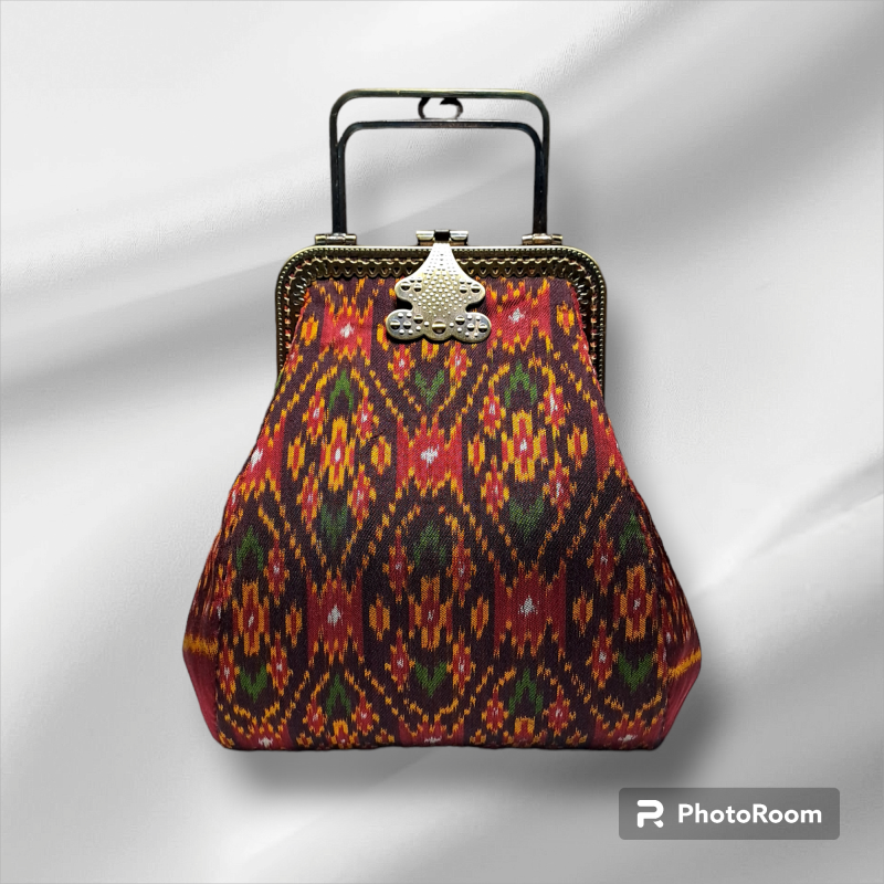 กระเป๋าปากปิ๊กแป๊กผ้าไหม ขนาด 13×22×14 cm.