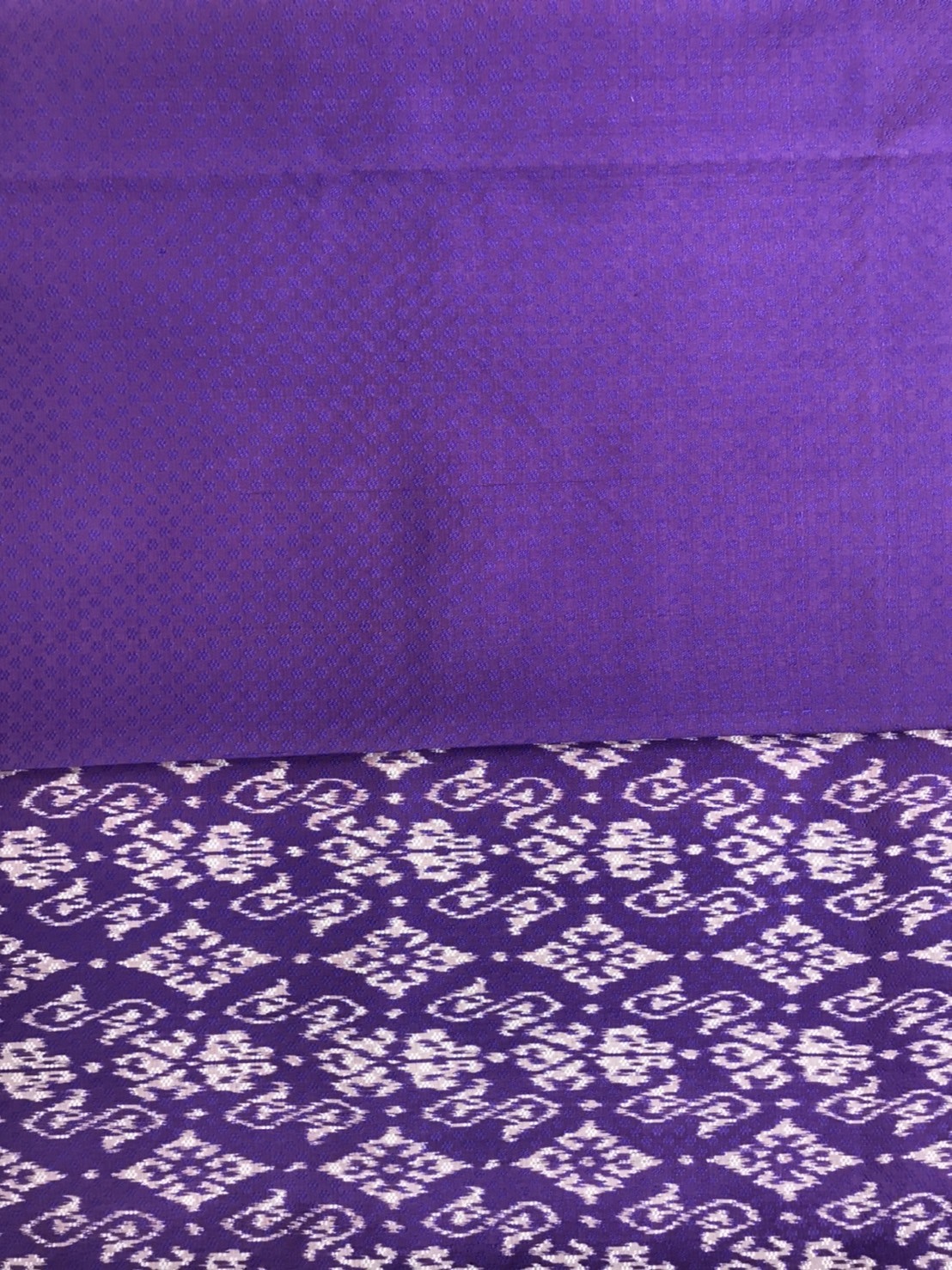 ผ้าลายดอกรักราชกัญญา  สีม่วงเข้ม