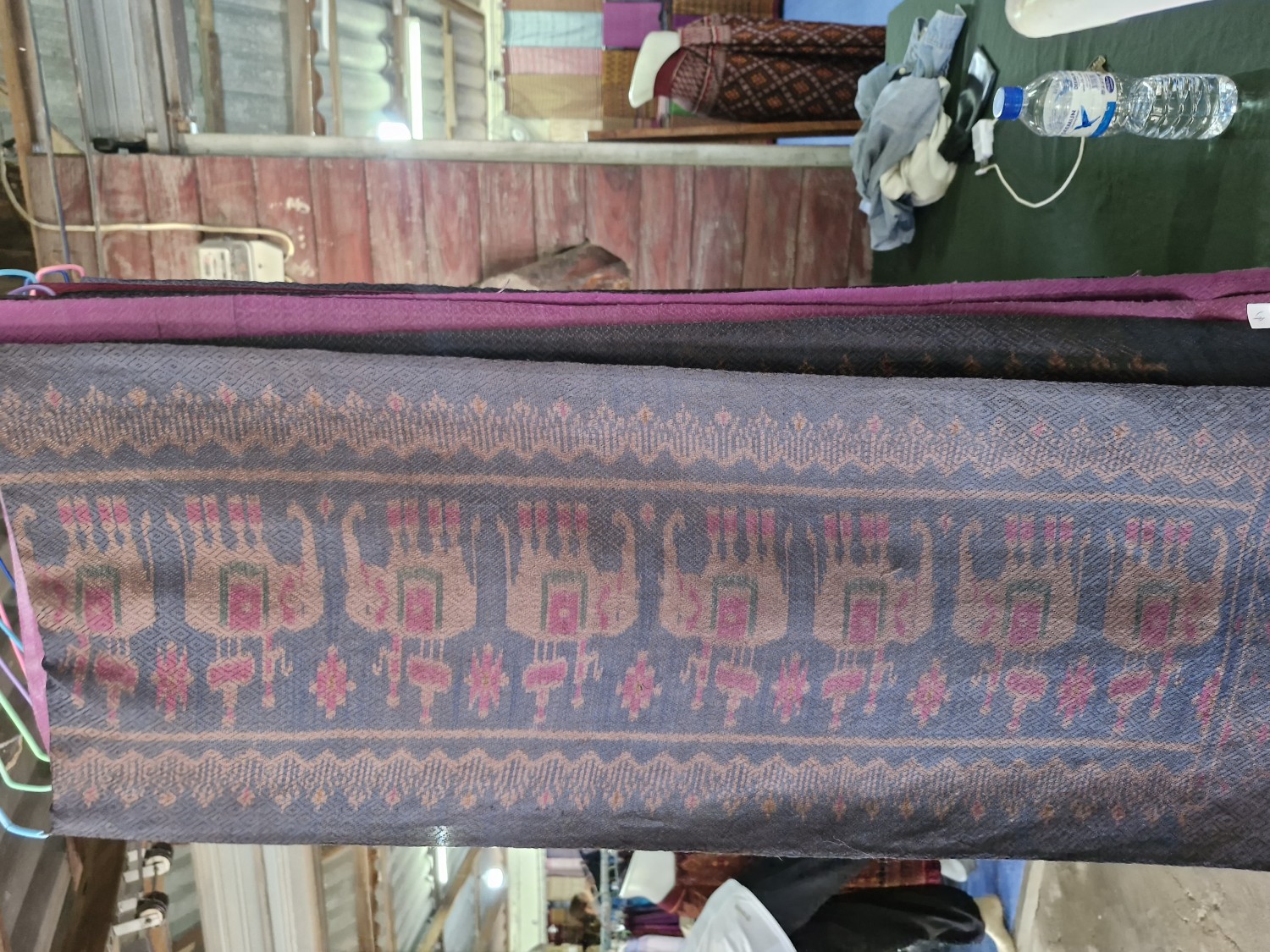 ผ้าพันคอมัดหมี่หมักโคลน