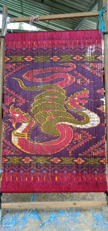 กลุ่มสตรีทอผ้าไหมบ้านอากลัว