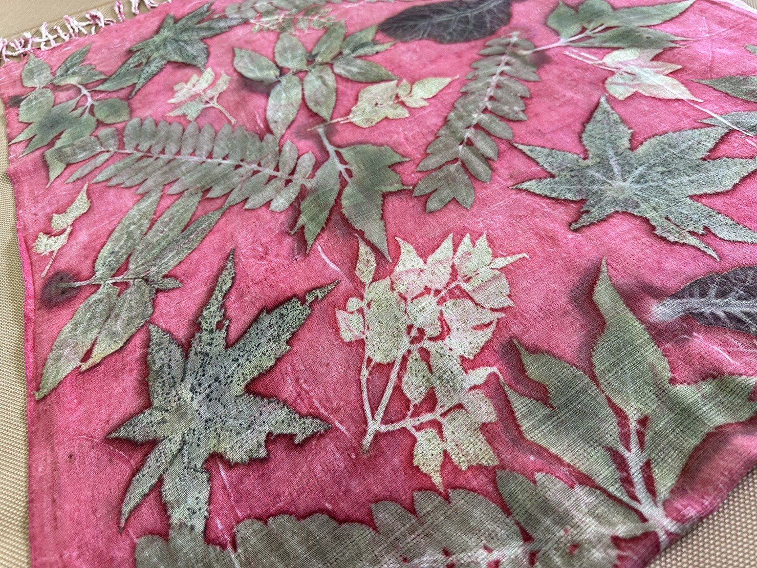 ผ้าพันคอ Eco print (สีชมพู)