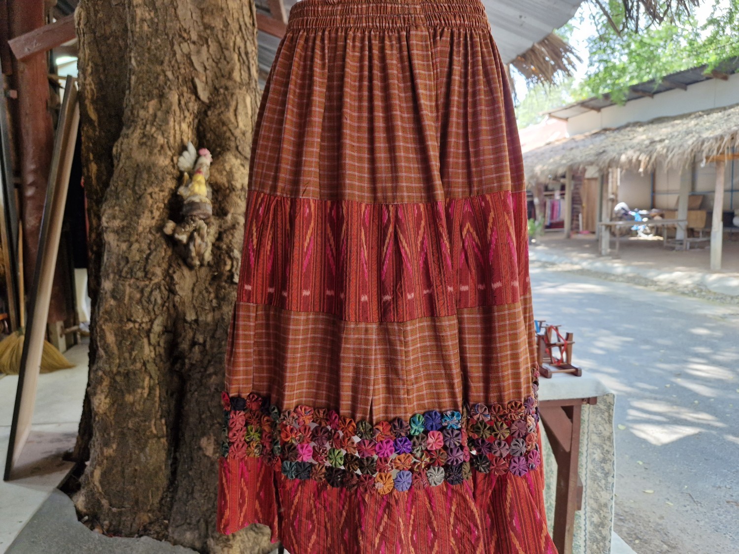 กระโปรงไหมเก่าสั้นมีดอกไหม