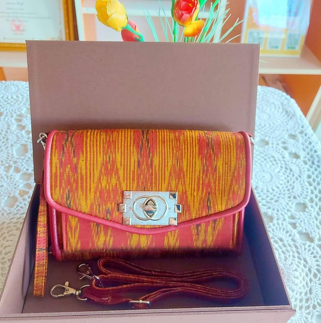 กระเป๋าผ้าไหมแท้ สายสะพาย