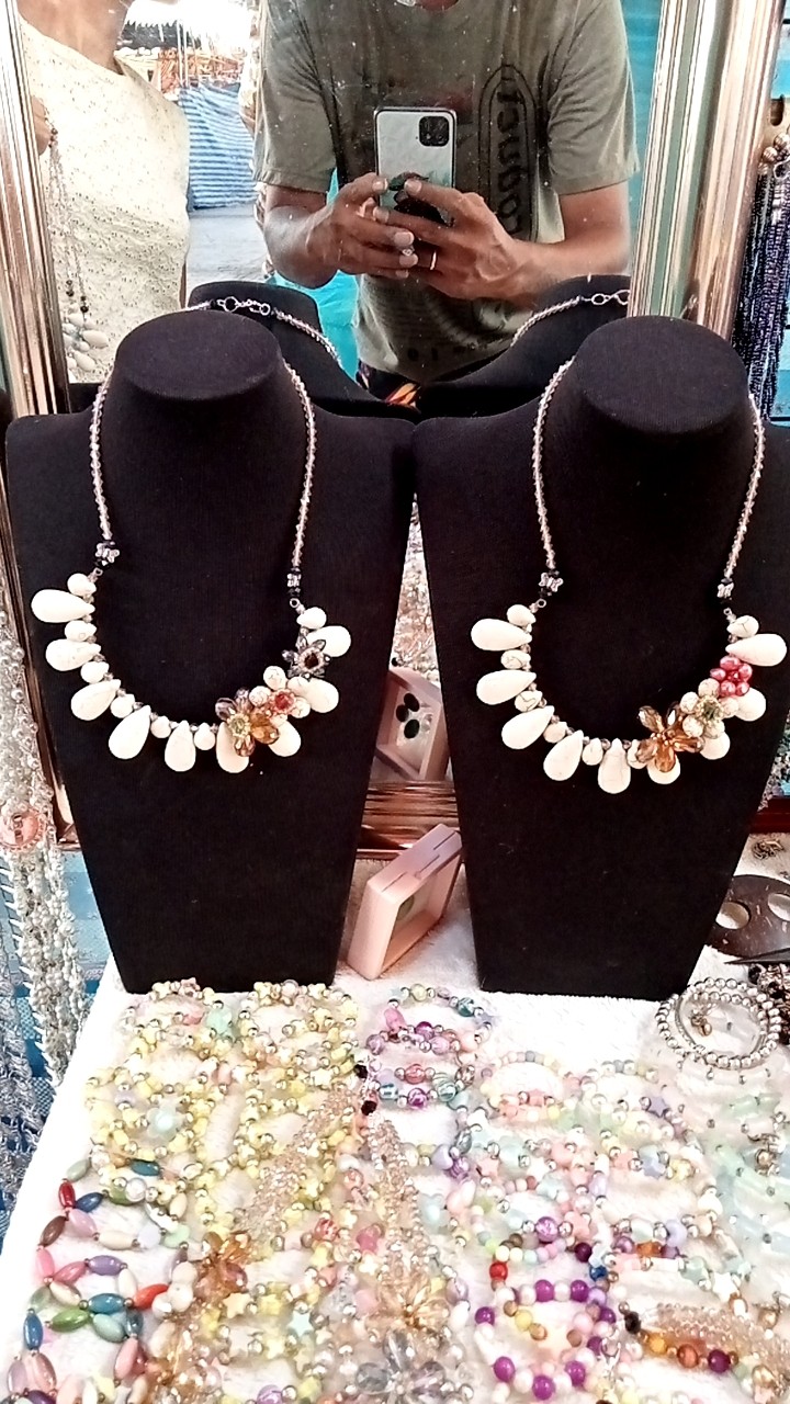 สร้อยเรือคอยขาวติดดอก