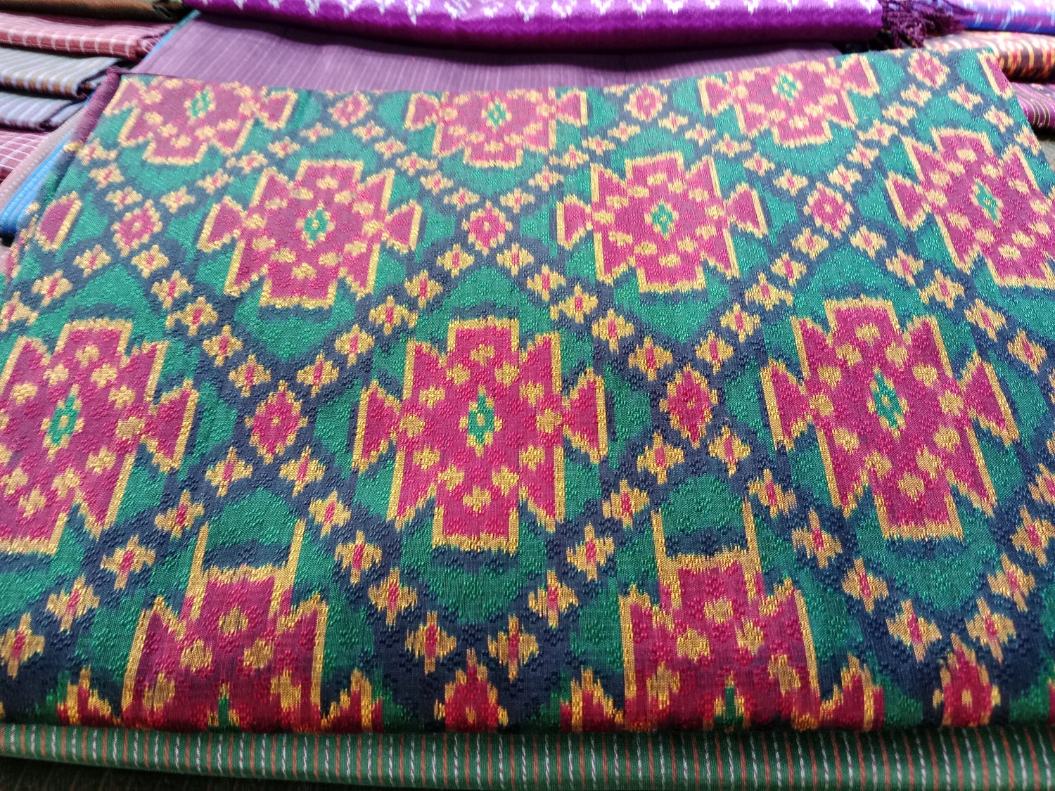 ผ้าไหมมัดหมี่ลาย