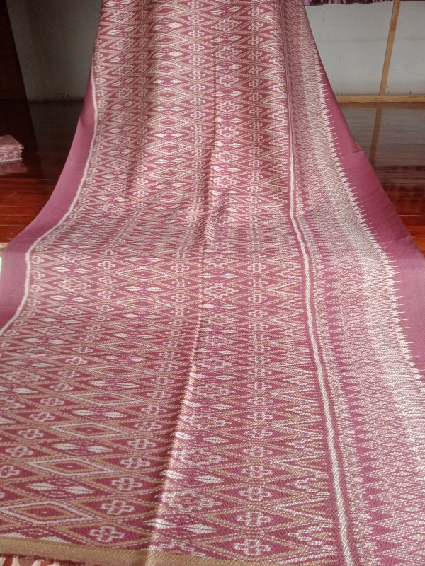 ผ้าไหมมัดหมี่ ลายดอกมะเขื่อ