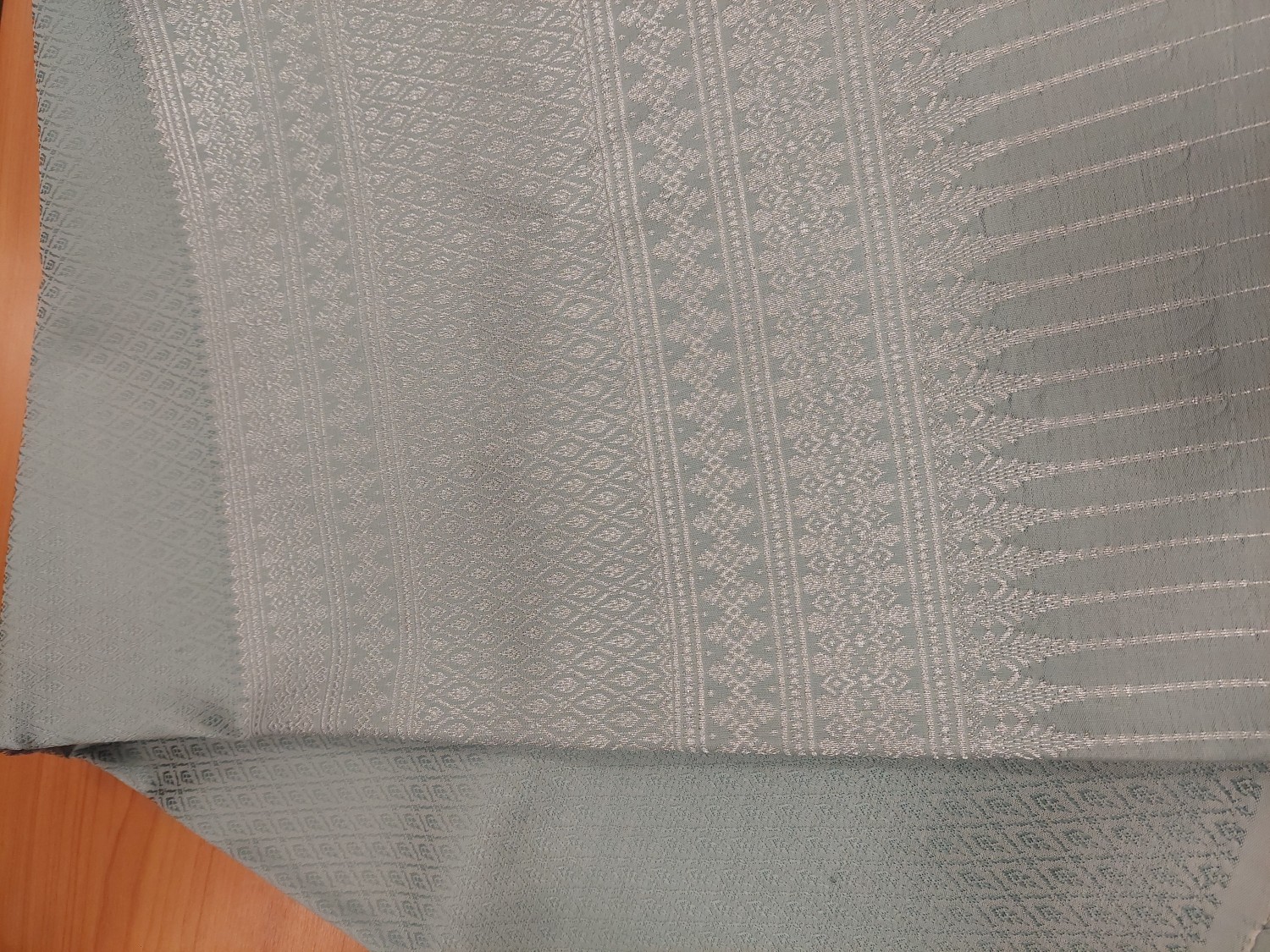 ผ้าไหมยกดอก