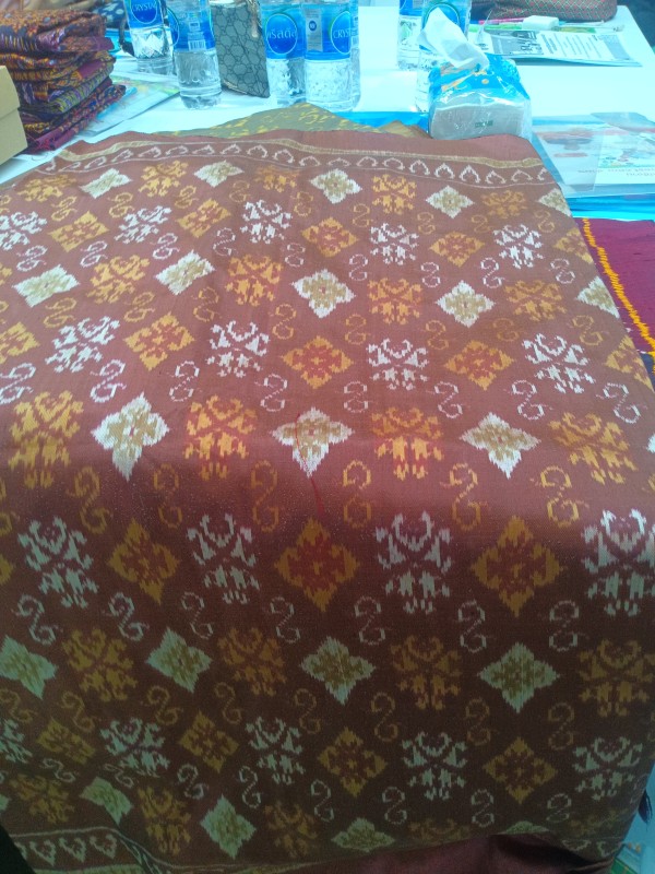 ผ้าไหมมัดหมี่ลายดอกรักราชกัญญาย้อมสีด้วยธรรมชาติ