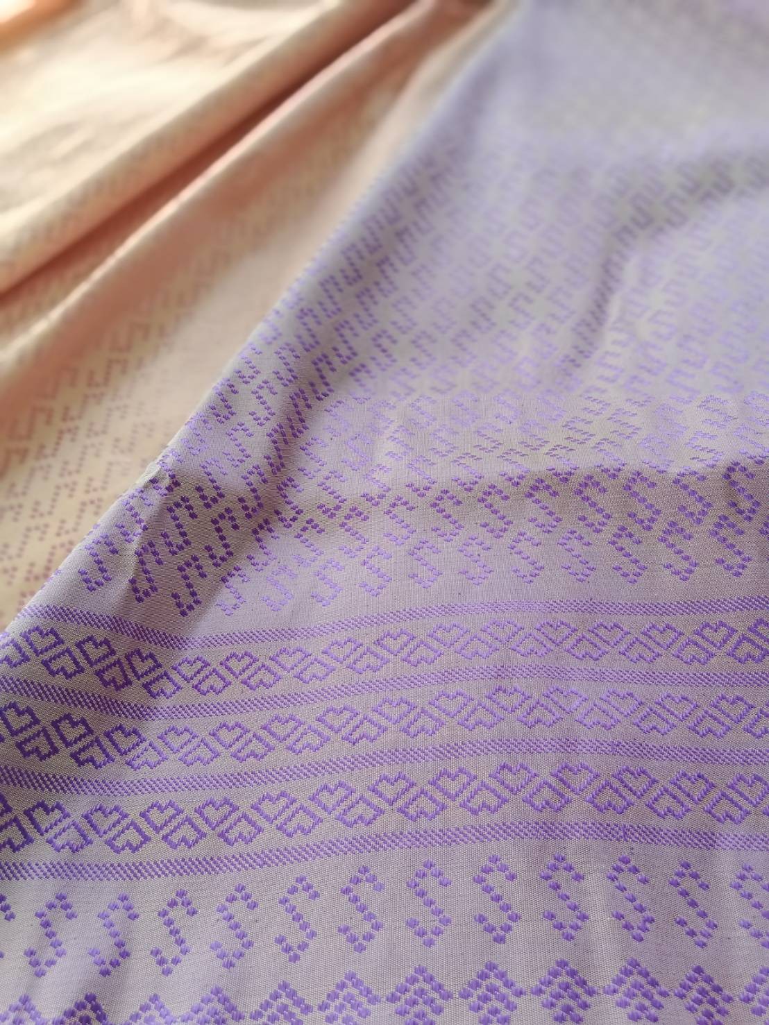 ผ้าไหมยกดอก