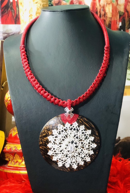 สร้อยคอไม้มงคล