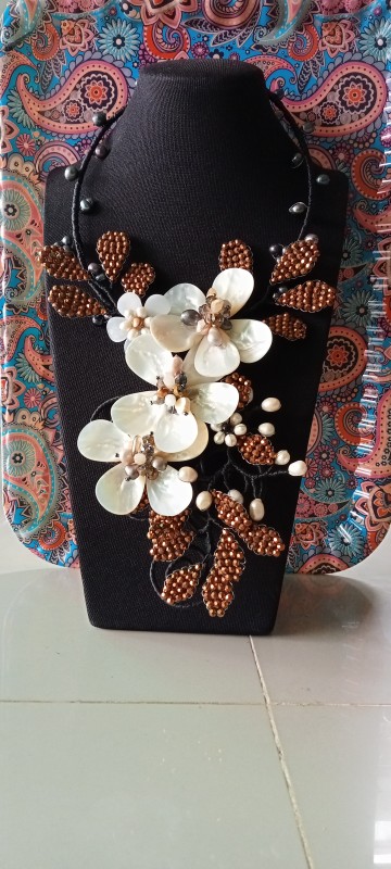 สร้อยคอติดดอกมุข