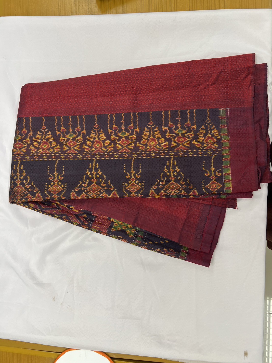 ผ้าไหมมัดหมี่ ทอ 5 ตะกอเม็ดพริกไทย ลายเเหวนเพชร