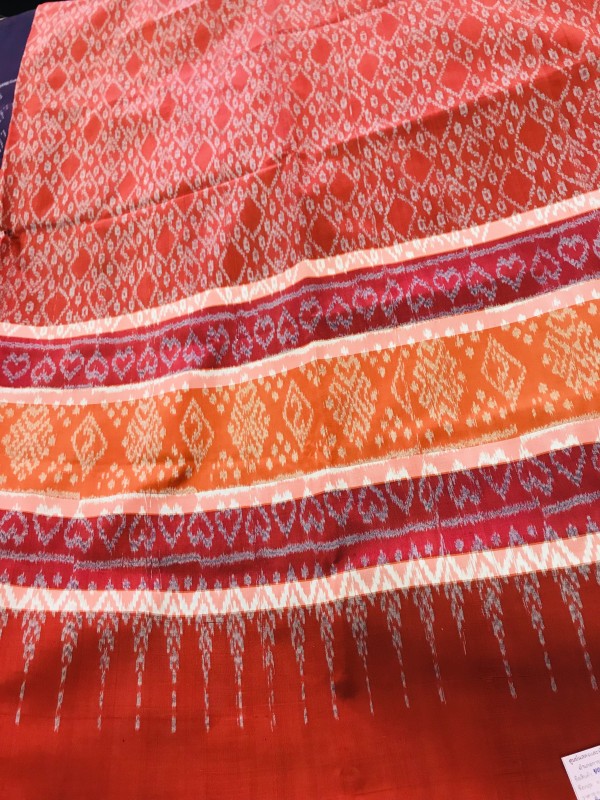 ผ้าไหมลายขอรูปหัวใจ(กลุ่มทอผ้าไหม บ้านตะเคียน หมู่ที่1)