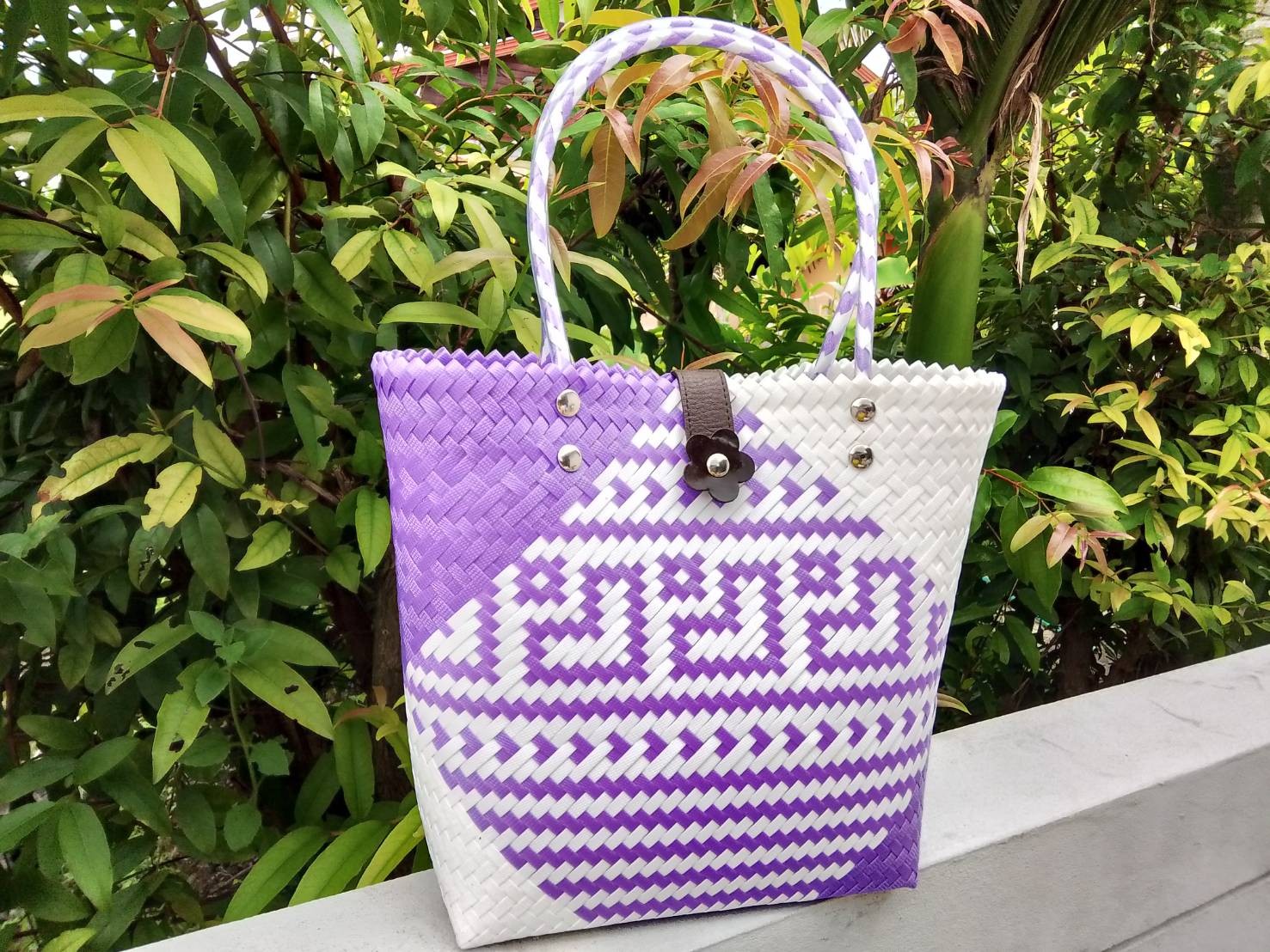กระเป๋าจักสานเส้นพลาสติก