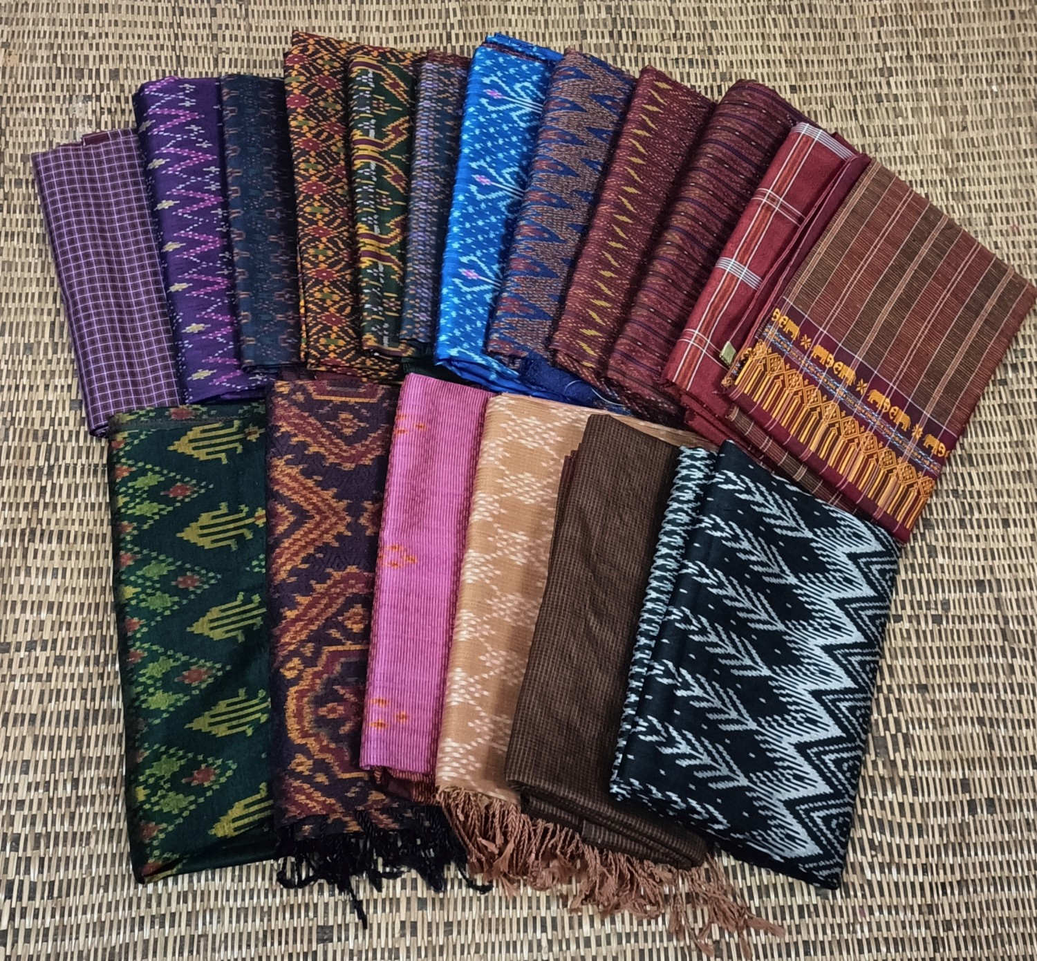 ผ้าไหมทอมือแม่เรณูลำดวน