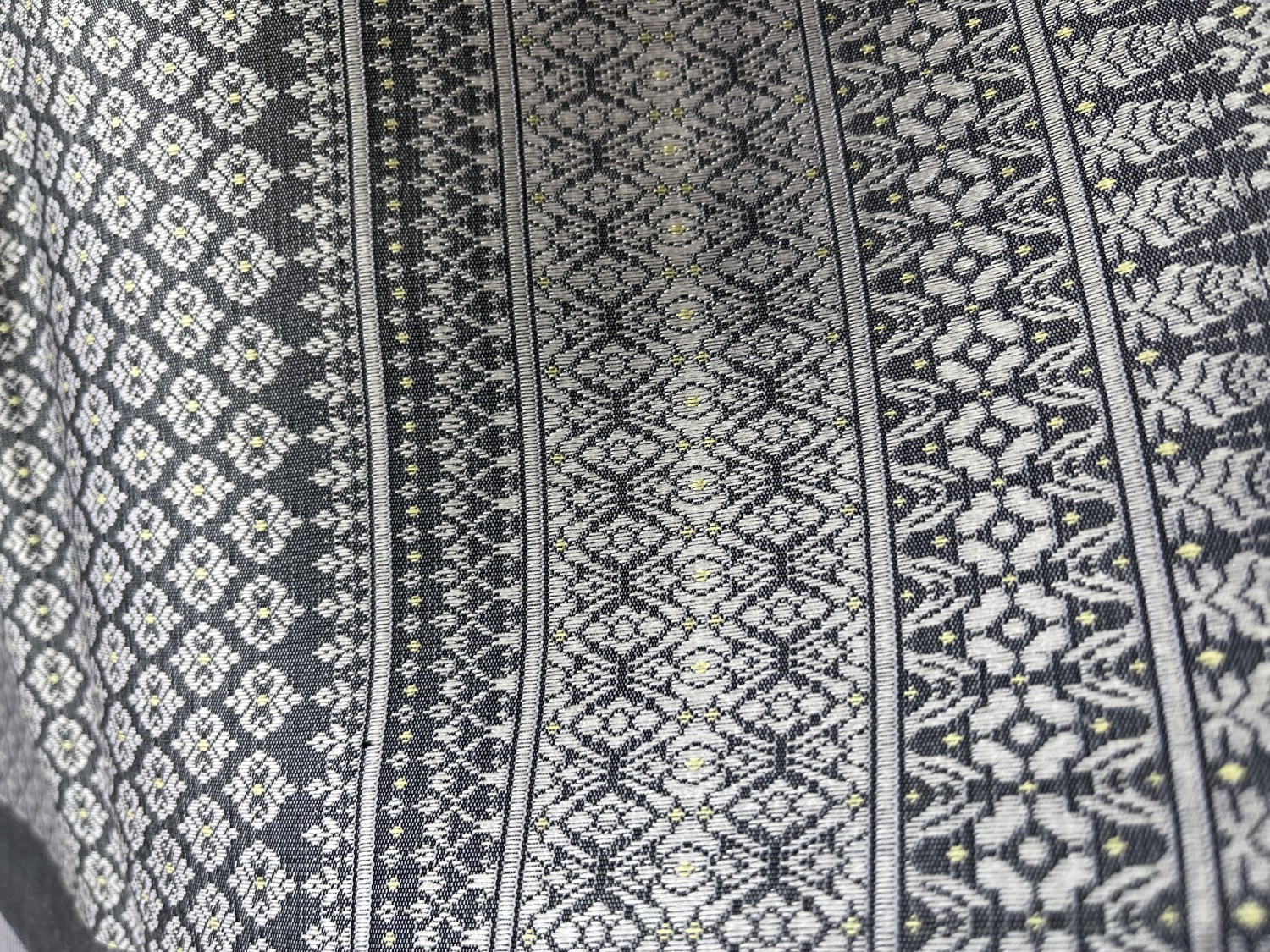 ผ้ายกชุดเกาะเชิงเงิน