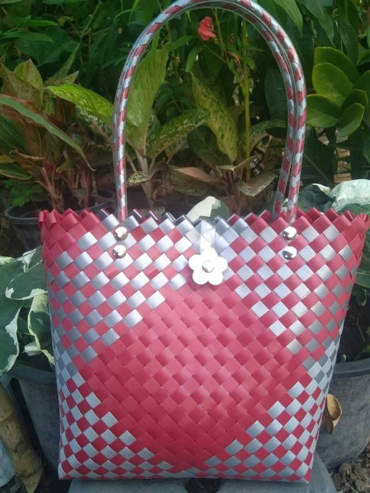 ตะกร้าสานจากเส้นพลาสติก