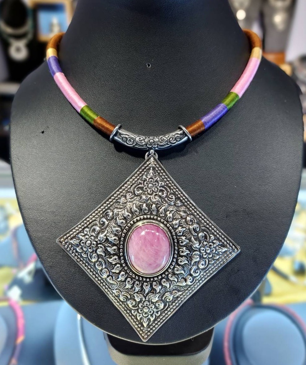 สร้อยสายเส้นไหมพันจี้เงินทับทิม