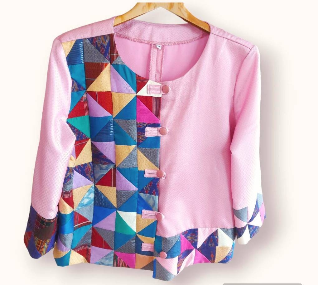 เสื้อผ้าไหมต่อลาย