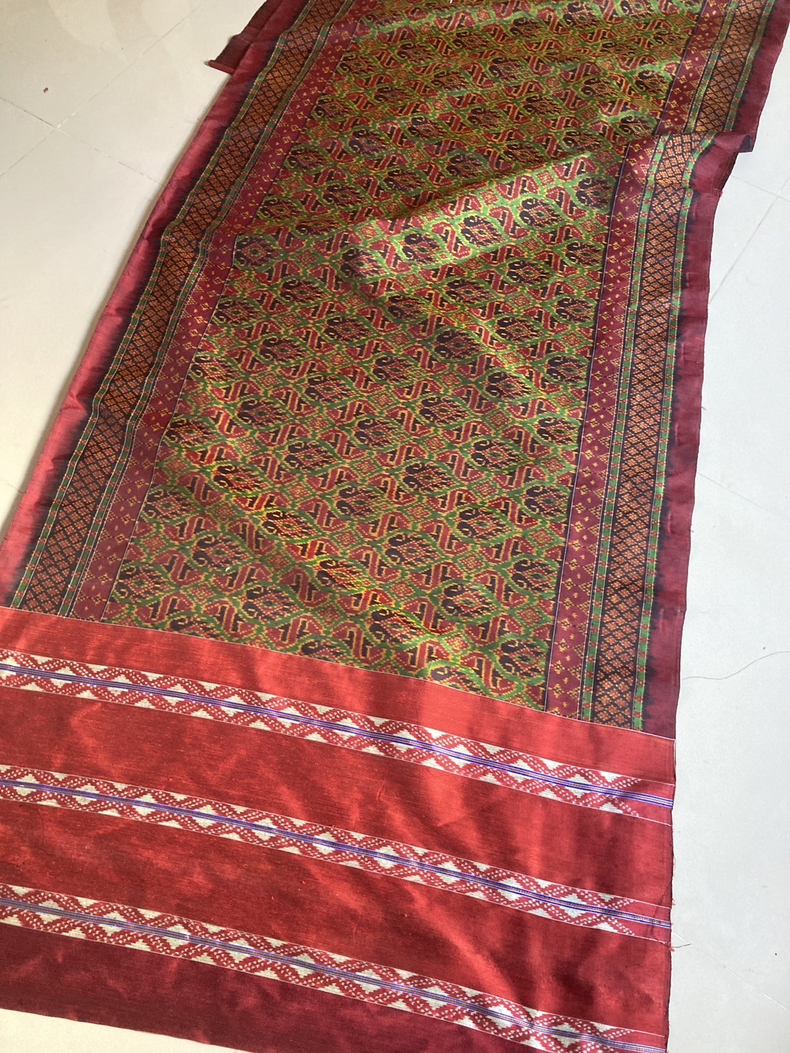 ผ้าไหมลายโฮลเปราะนาคล้อมโคมไฟพื้นเขียว