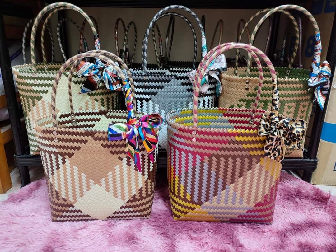 กรเป๋าสานจากเส้นพลาสติก