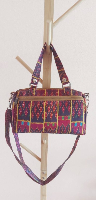 กระเป๋าผ้าไหมแท้ ทรงกล่อง 3 ช่อง สายปรับได้ตามต้องการ