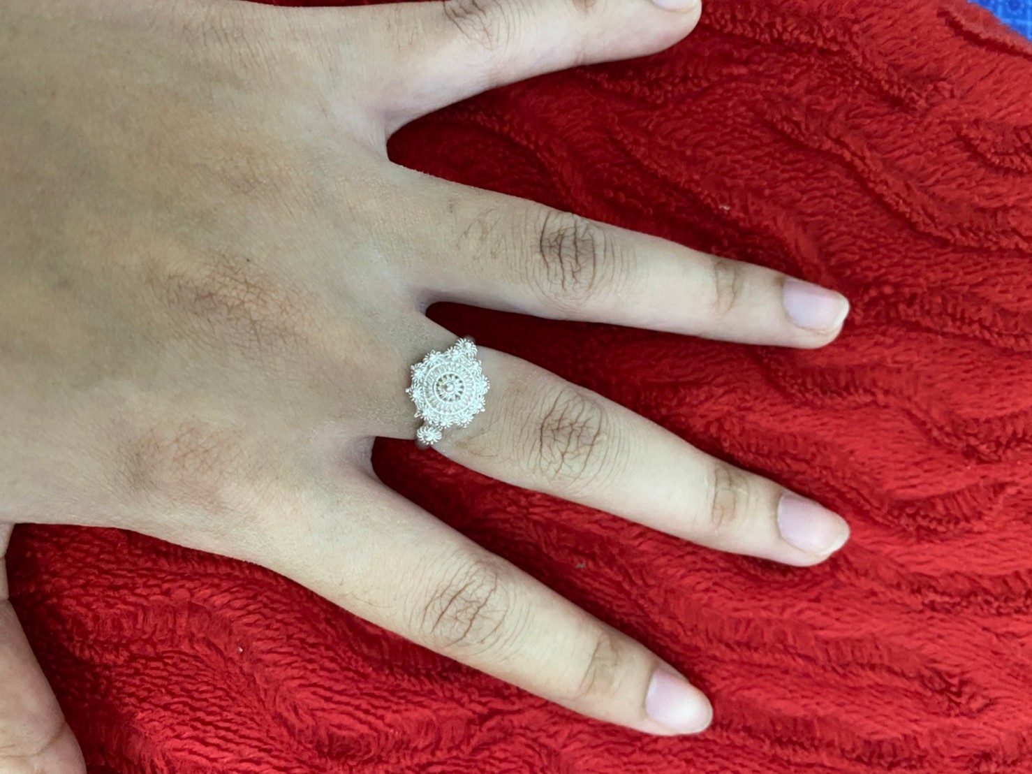 แหวนตะเกาลายดอกพิกุล