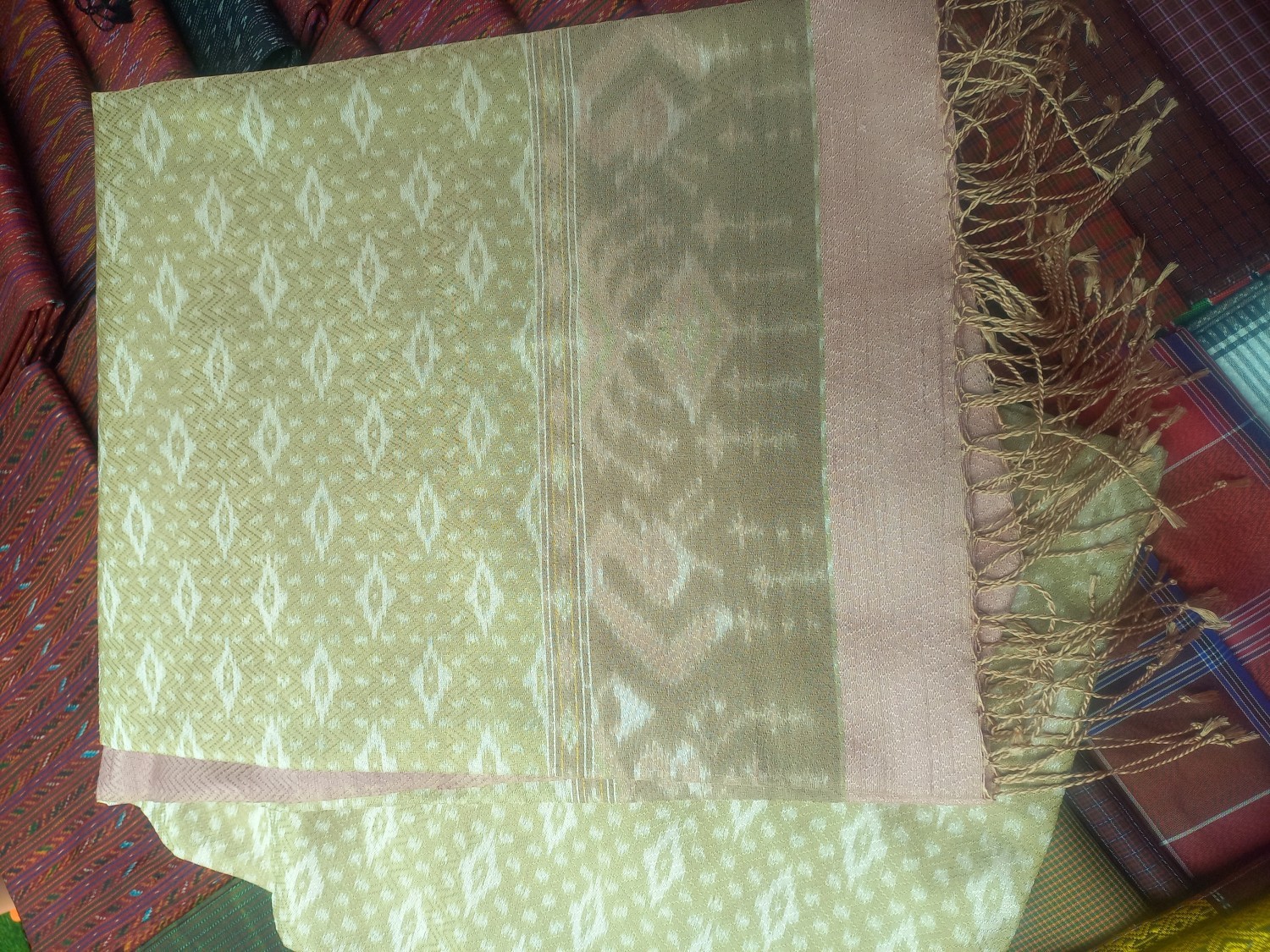 ผ้าไหมสีธรรมชาติ