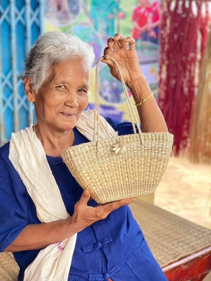 กระเป๋าสานจากกกและเตยหนาม