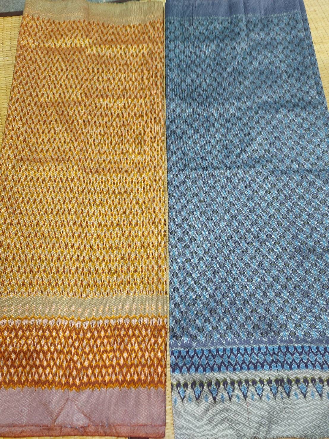 ผ้าไหมยกดอก