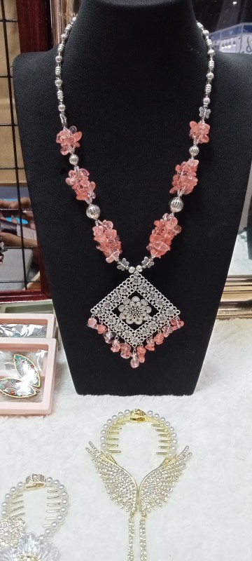 สร้อยหินแตกมีจี้