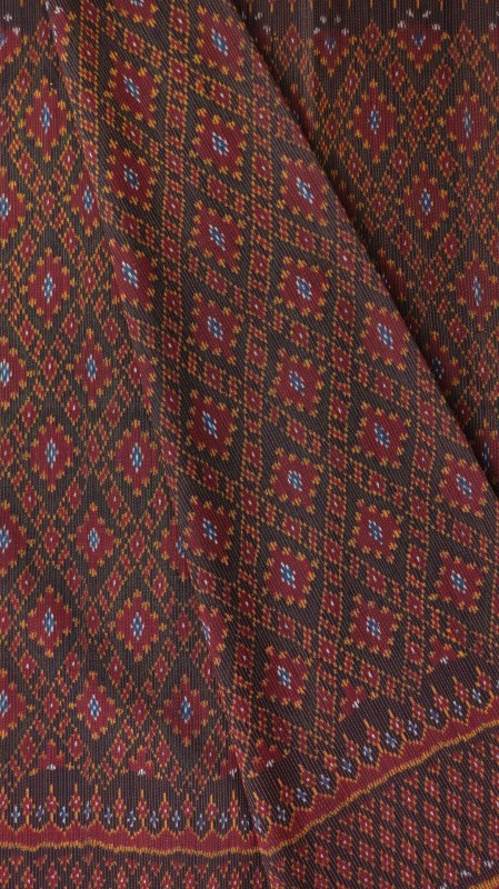 ซิ่น ผ้าไหมมัดหมี่ 3ตะกอ ตีเกลียว งานชั้นครู ขนาด1x2เมตร ลายแหวนเพชร พื้นสีแดง รหัส R2Q-66-08196703