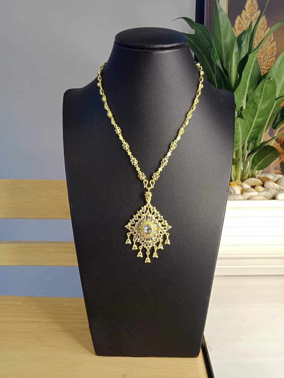 สร้อยคอทองเหลืองพร้อมจี้ลายเหลี่ยมฝังเพชรน้ำบุศ