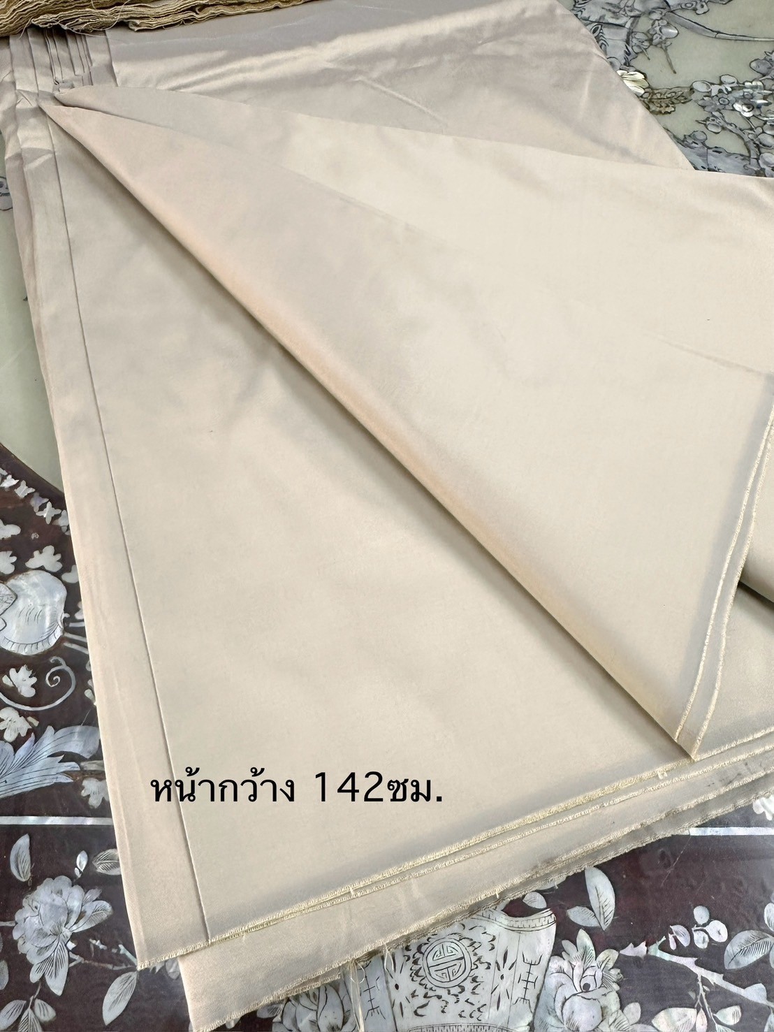 ผ้าไหมสีพื้น รุ่นเพชร เนื้อเรียบ หน้ากว้าง 142ซม. ไหมแท้ สีเบจเทาทองอ่อน ตัดขายเป็นหลา รหัส C-0729671 รหัสสินค้า SKU-31097