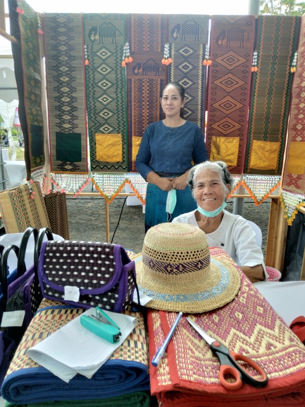 ผลิตภัณฑ์ทอเสือกกสว.หนองไผ่