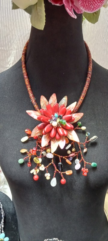 สร้อยคอเส้นใหมติดดอกมีกิ่ง