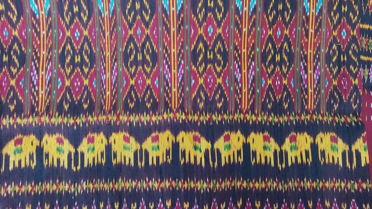 กลุ่มสตรีทอผ้าไหมบ้านพิงพวย