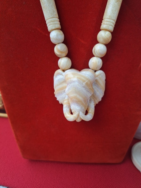 สร้อยฟันกรามช้าง