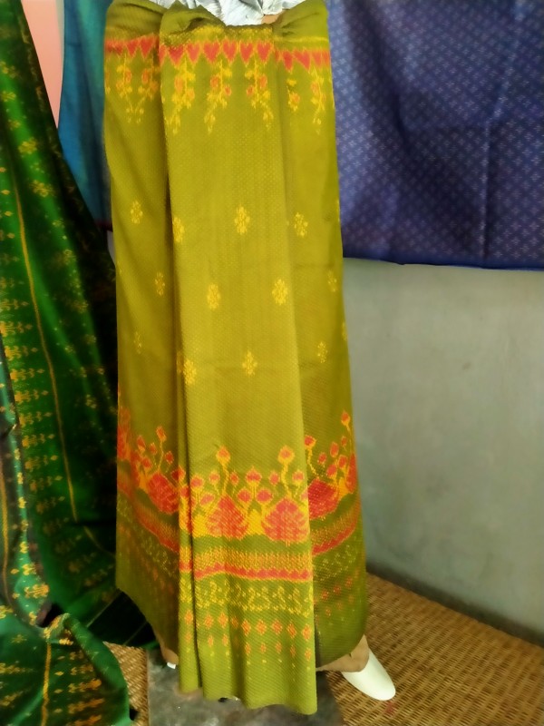 ผ้าลายดอกคูณคู่บัว