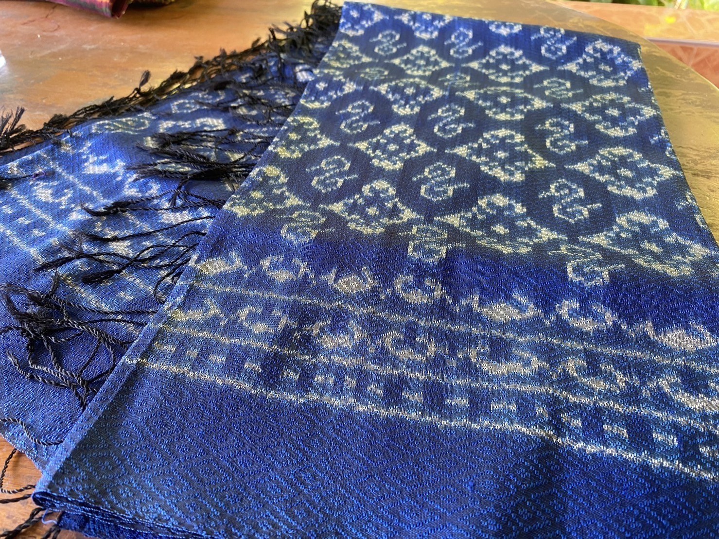 ผ้าไหมลายดอกรักราชกัญญา ยกดอก5ตะกอ ย้อมด้วยสีธรรมชาติจากคราม