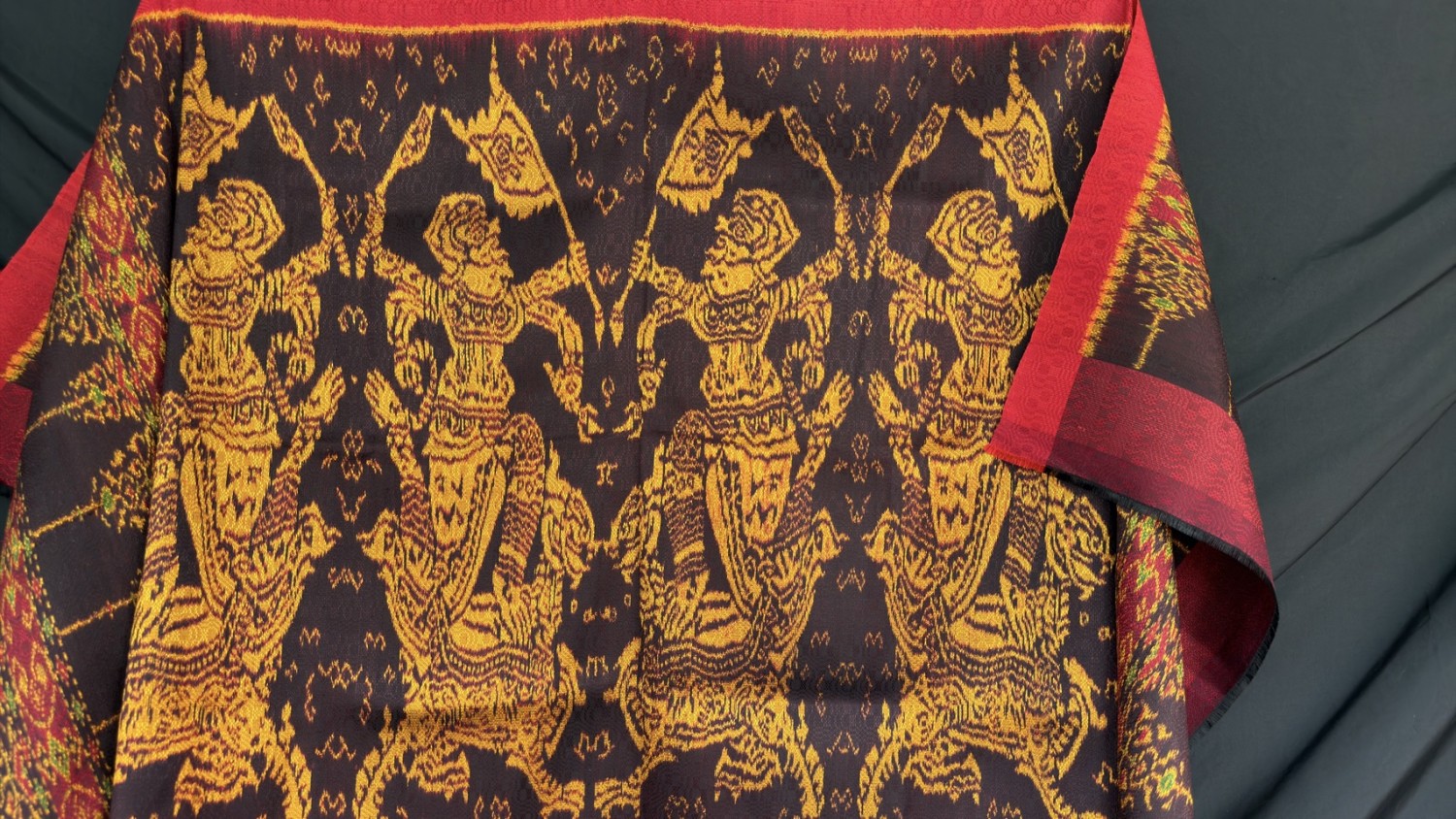 ซิ่น ผ้าไหมมัดหมี่ทอยกดอก 6ตะกอ ขนาด 1x2.16เมตร ลายหนุมาน เชิญธง ทรงสิงห์ มีหน้านางสองชั้น พื้นสีน้ำตาลเม็ดมะขาม รหัส M2A-100-0306697 รหัสสินค้า SKU-47087