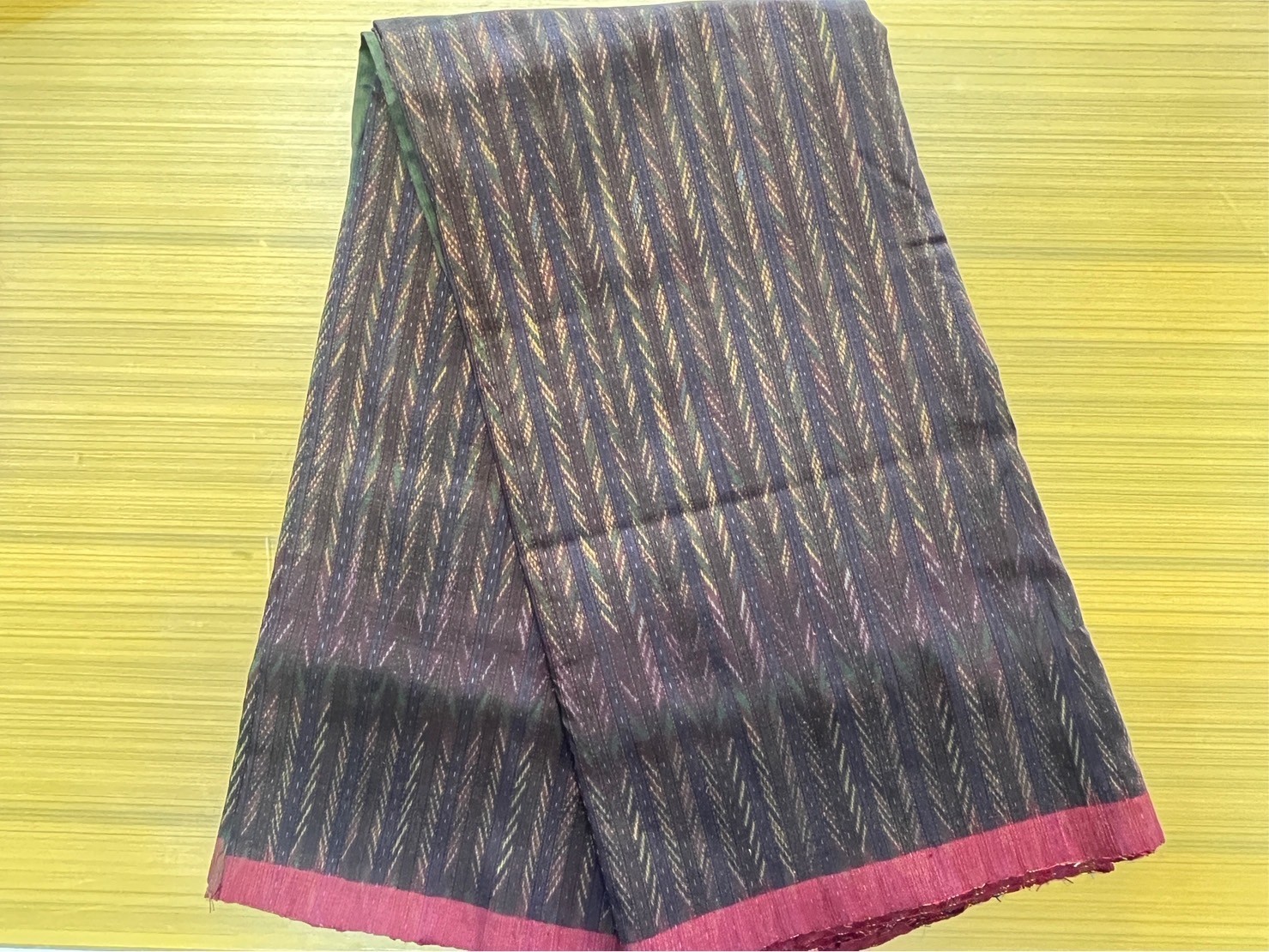 ผ้าไหมสุรินทร์สีธรรมชาติ