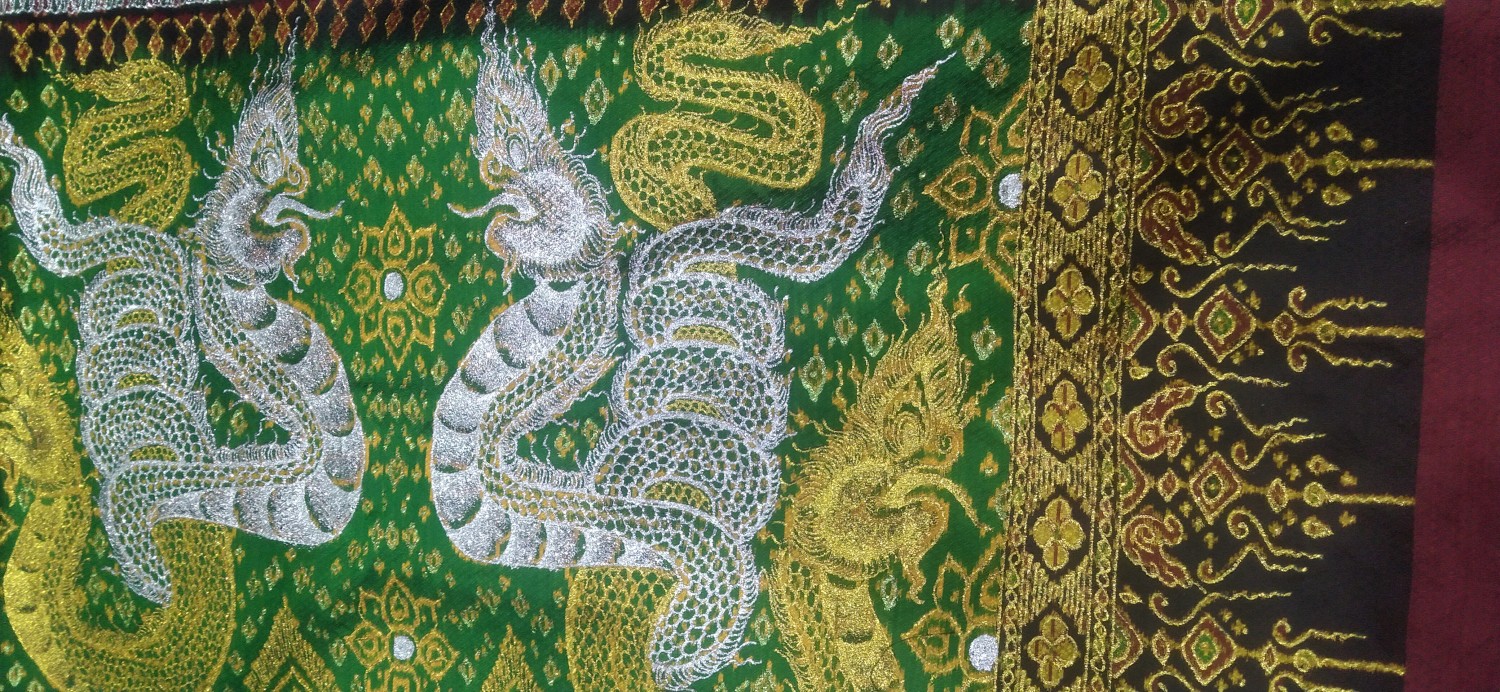 ผ้าไหมมัดหมี่เขียนทอง