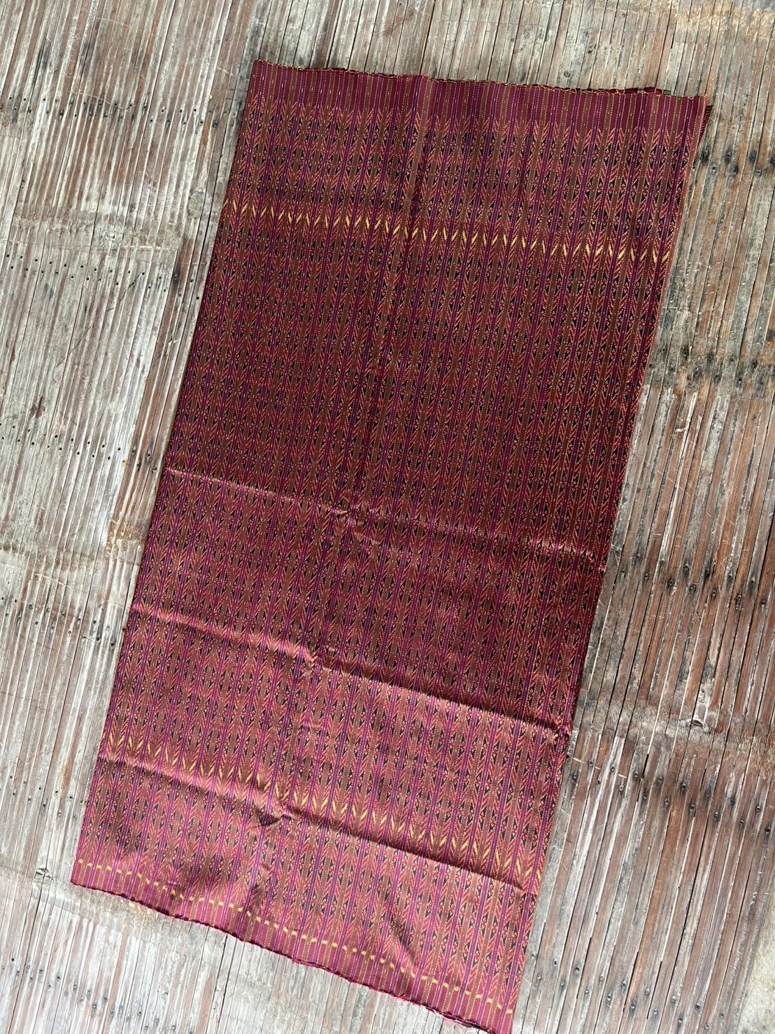 ผ้าไหมมัดหมี่ 3ตะกอ ขนาด 1x2เมตร สีแดง จากแม่กันยา แก้วแฉล้ม ชุมชนบ้านทมอ